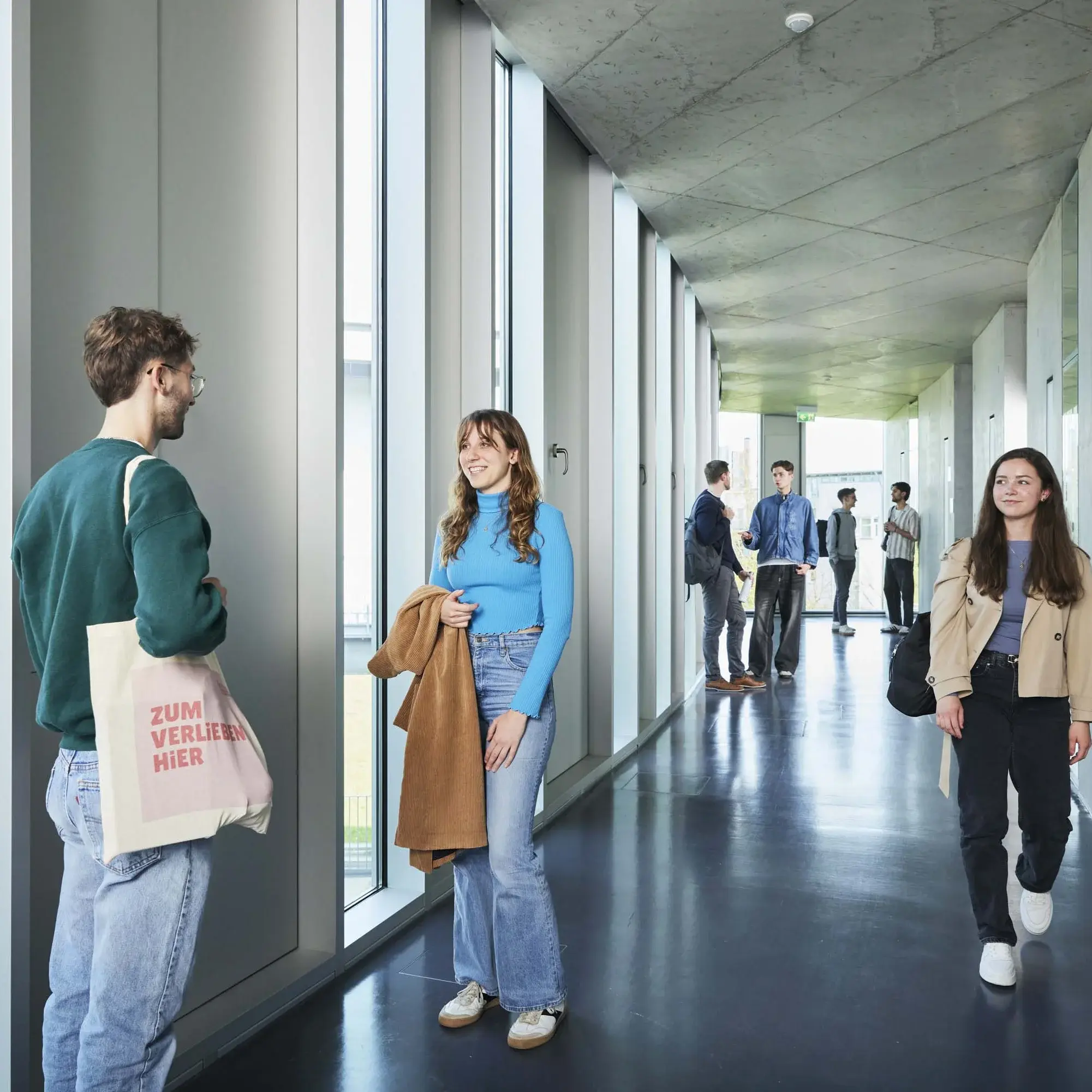 Studierende unterwegs in den Gängen der Hochschule der Medien.