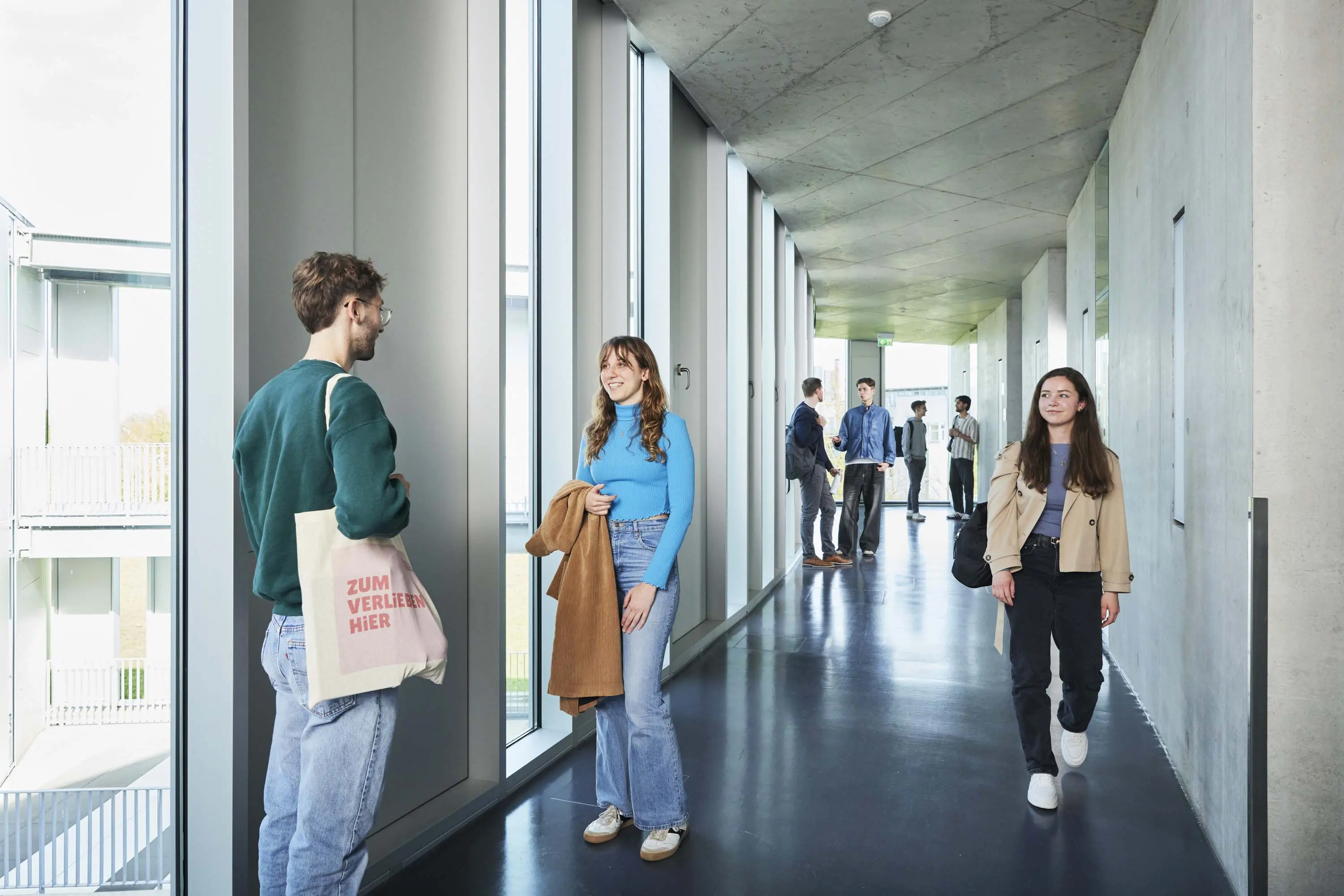 Studierende unterwegs in den Gängen der Hochschule der Medien.