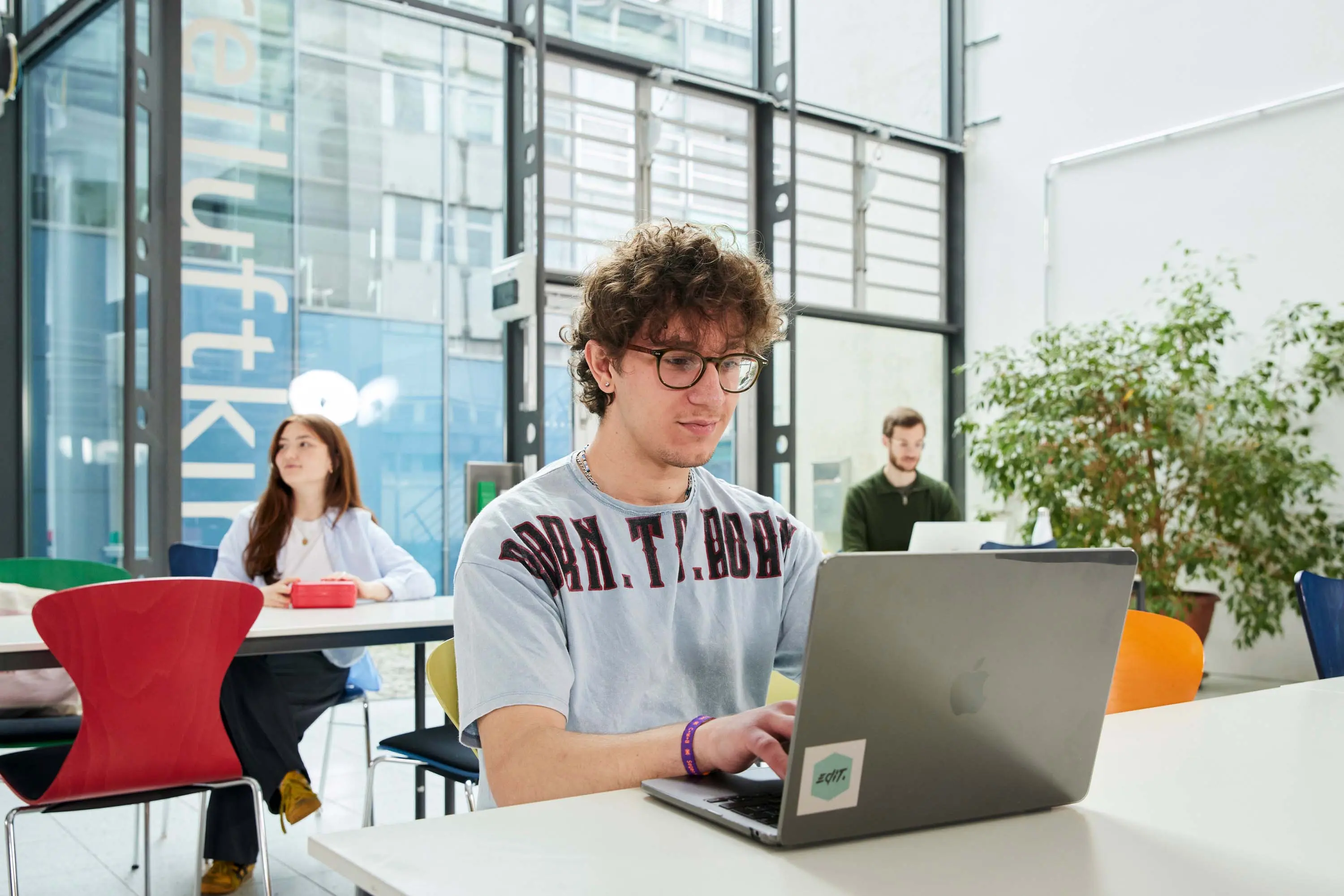 Studierender lernt und arbeitet an der Lernbar.