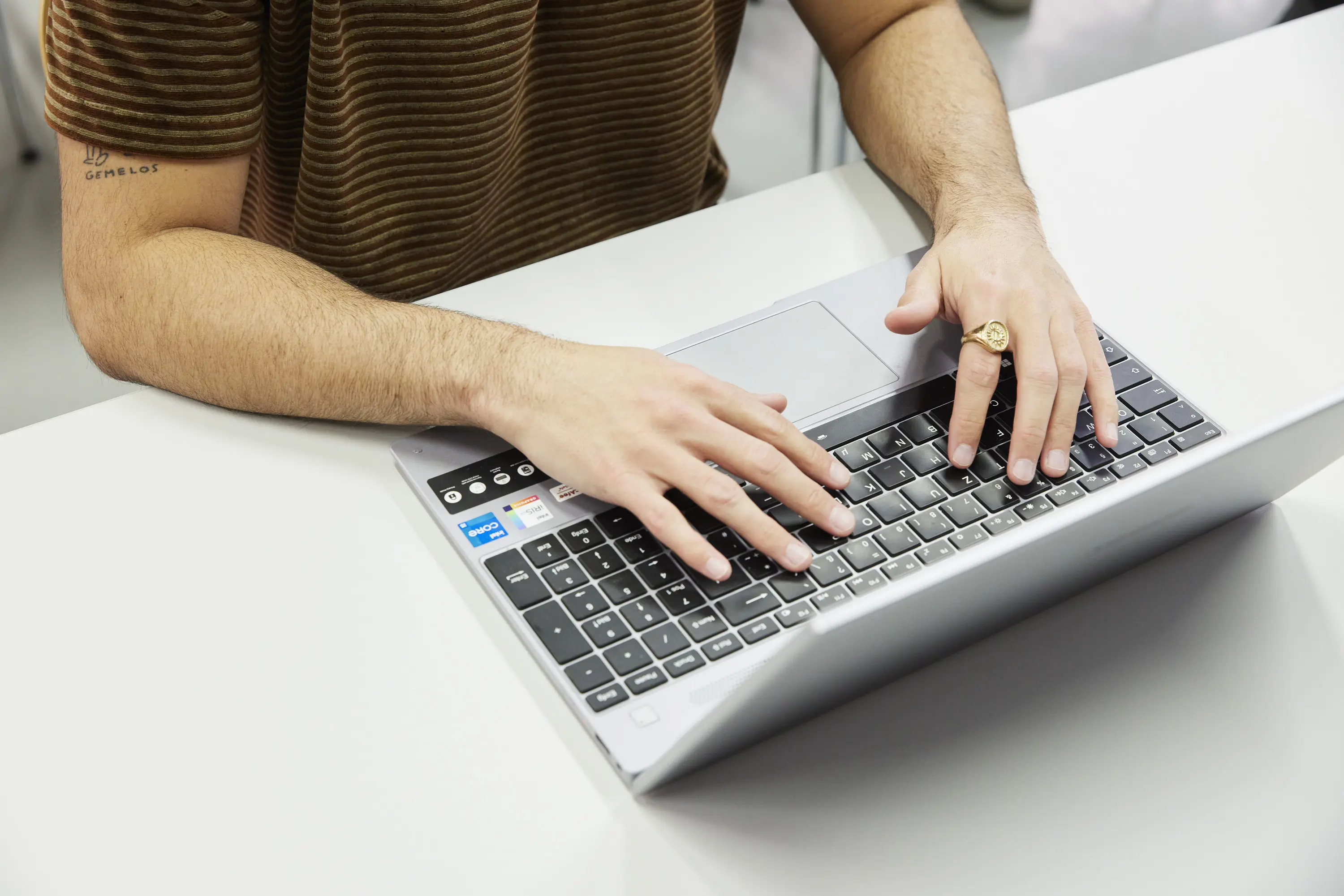 Ein Studierender arbeitet an einem Laptop.