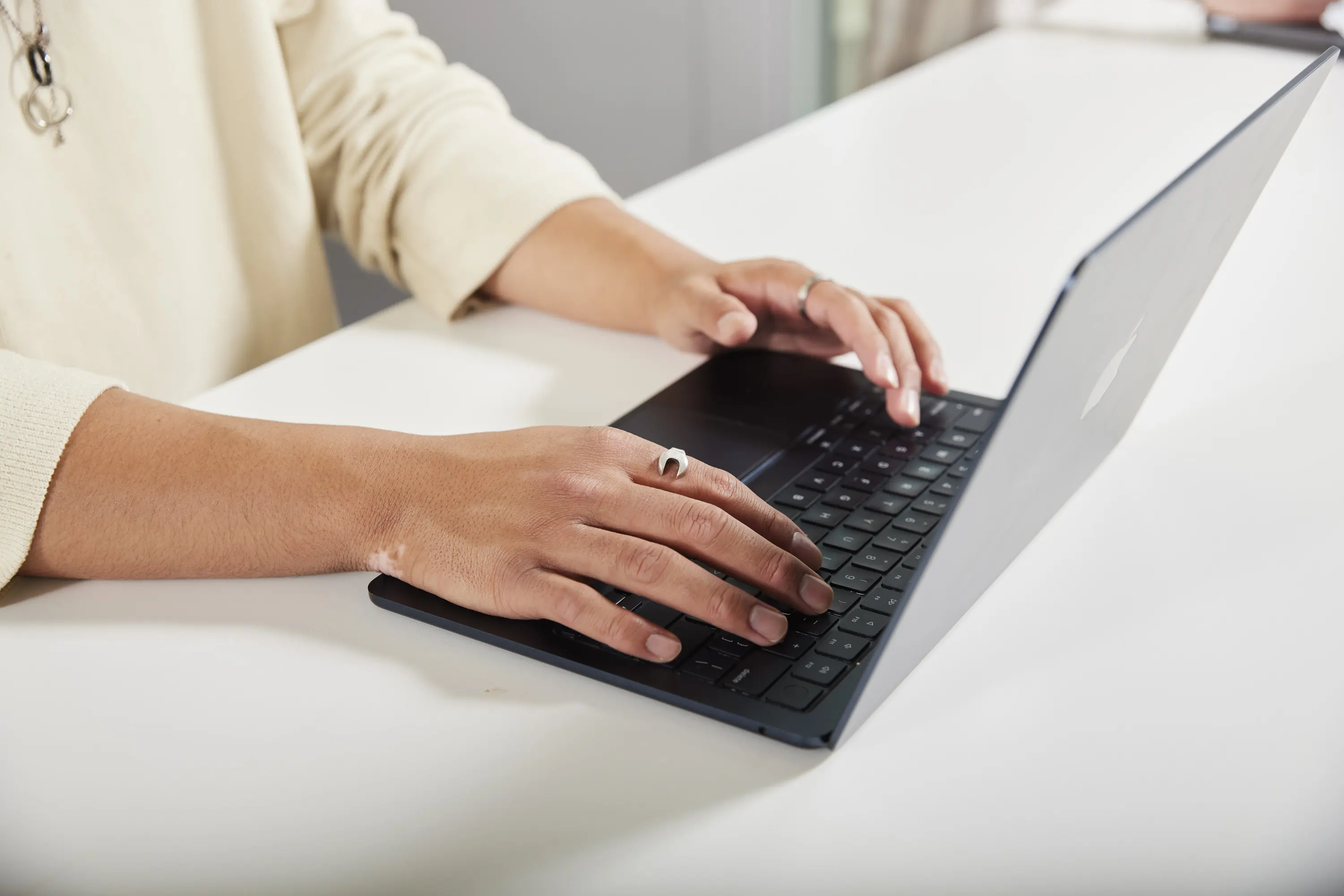 Eine Person arbeitet am Laptop.